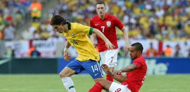 02jun2013---filipe-luis-tenta-fugir-de-carrinho-de-theo-walcott-na-partida-contra-a-inglaterra-no-maracana-1370201559017_615x300.jpg